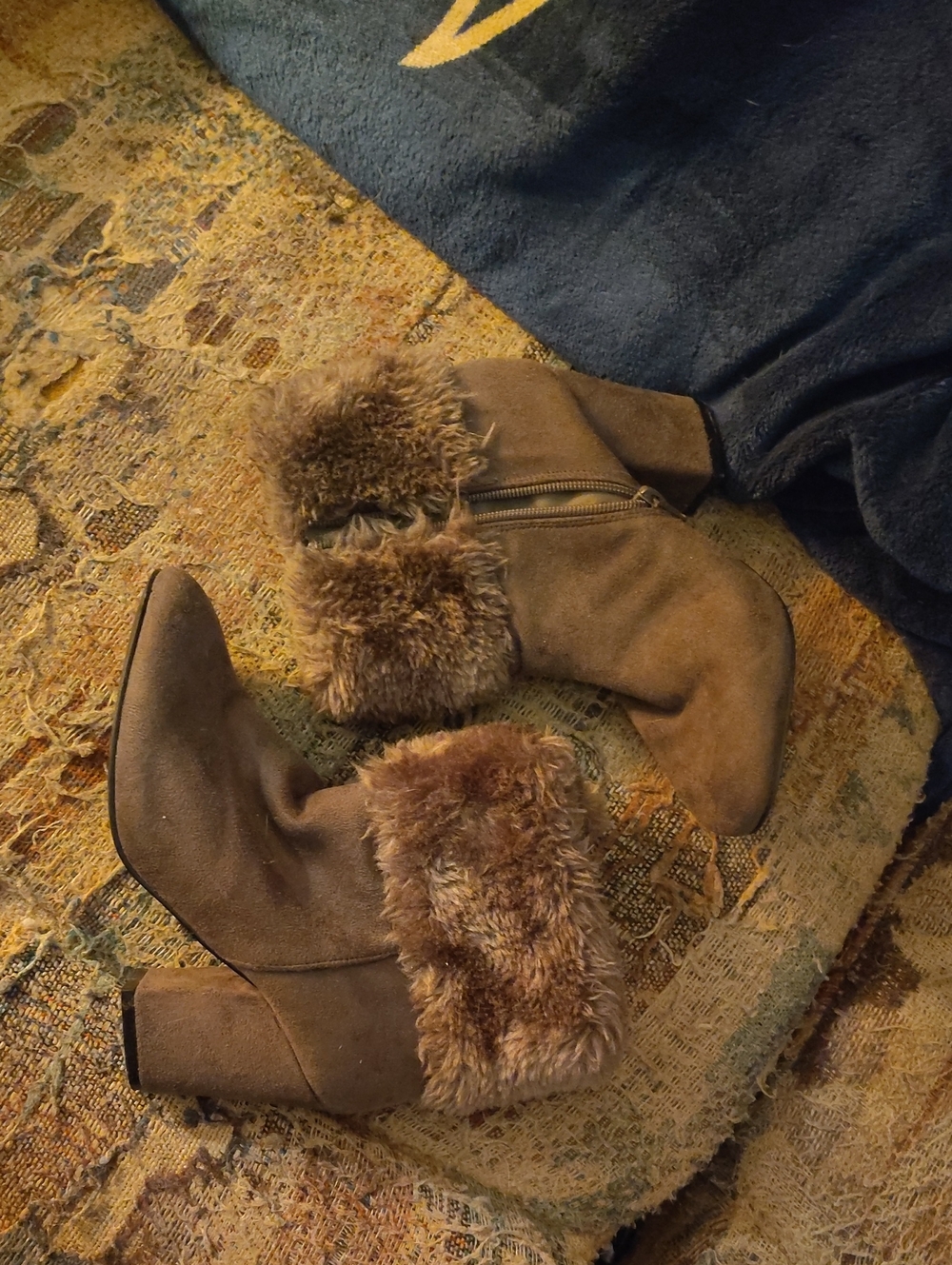 Women’s Gray Faux-Fur Ankle Boots Size (55)